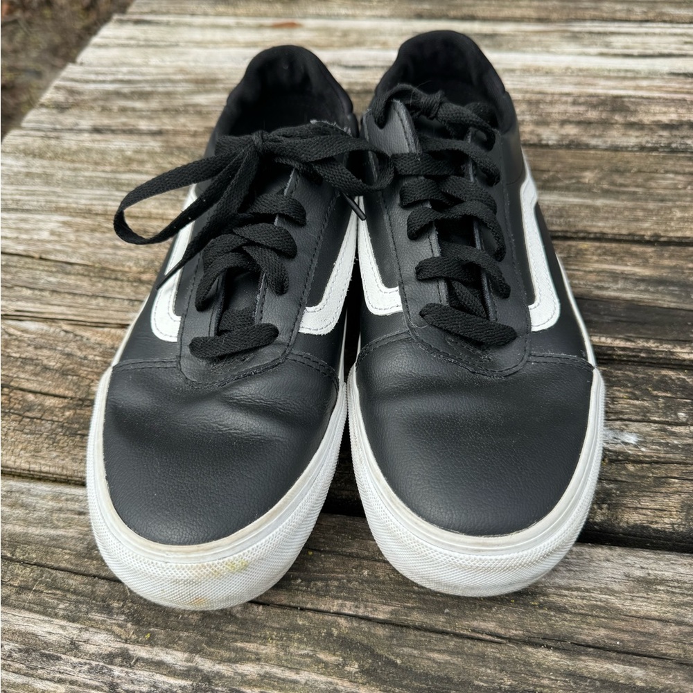 Vans black and white leather lace-up skate shoes in good used condition.